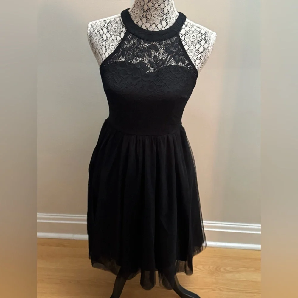 Elegant Lace Halter Dress - in black, white or peach NWT - Picture 8 of 16